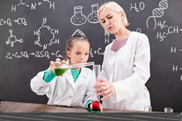  Schülerin und Lehrerin beim Chemieunterricht