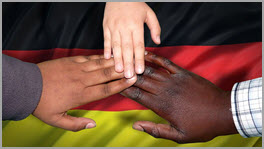 3 Hände vor deutscher Flagge