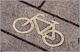 Fahrradsymbol auf Stein