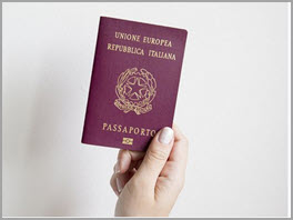 Hand mit italienischem Pass