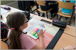 Mädchen in Klassenzimmer am Tablet