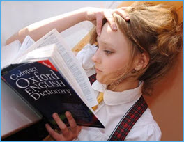 Studentin liest in Wörterbuch