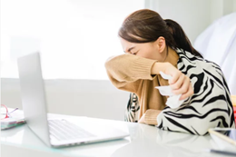  Studierende allein vor dem Notebook während Corona (Symbolbild)