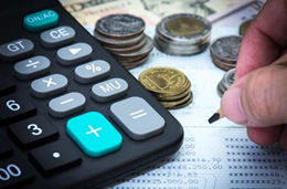 Finanzbildung (Abbildung zeigt Münzen, eine schreibende Hand und einen Taschenrechner)