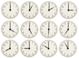 Satz Bürouhren, die verschiedene Zeiten isoliert auf weißem Hintergrund zeigen