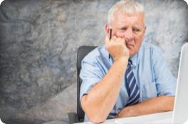 Älterer Mitarbeiter im Büro (Symbolbild)