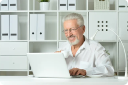 Älterer Mitarbeiter im Büro (Symbolbild)2